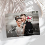 Moderne, elegante Hochzeitsschrift danke<br><div class="desc">Eine moderne Hochzeitskarte mit einem wunderschönen Foto und einem eleganten weißen Drehbuch. Fügen Sie eine persönliche Dankeschön-Nachricht hinzu und Sie können Ihr eigenes Hochzeitszertifikat hochladen.</div>
