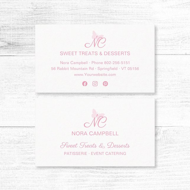 Moderne elegante Monogram Girly Baby Pink Butterfl Visitenkarte (Modern, elegant baby pink typography, butterfly monogram business card with social media icons.)