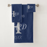 Moderne elegante Monogram Navy Blue White Wedding Badhandtuch Set<br><div class="desc">Personalisiert Stilvolles,  modernes marineblau-weißes Monogramm-Design mit Braut- und Bräutigam Nachnamen und Initialname. Navy blaue Handtücher werden entworfen. Perfektes Geschenk für Neuvermählte,  und Haus zusammen. Sie können es mit Nachnamen,  Anfangsbuchstaben und Jahr anpassen.</div>