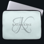 Moderne elegante Monogram Script Aqua Blue Laptopschutzhülle<br><div class="desc">Das elegante Design bietet Ihnen einen Einstieg in ein wunderschönes Kalligraphieskript mit Schnörkeln,  die Ihren Familiennamen umhüllen. Es ist ein großartiges Geschenk für Großmutter,  Geburtstag,  Muttertag oder jeden anderen Familienurlaub.</div>