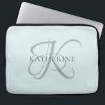 Moderne elegante Monogram Script Aqua Blue Laptopschutzhülle<br><div class="desc">Das elegante Design bietet Ihnen einen Einstieg in ein wunderschönes Kalligraphieskript mit Schnörkeln,  die Ihren Familiennamen umhüllen. Es ist ein großartiges Geschenk für Großmutter,  Geburtstag,  Muttertag oder jeden anderen Familienurlaub.</div>