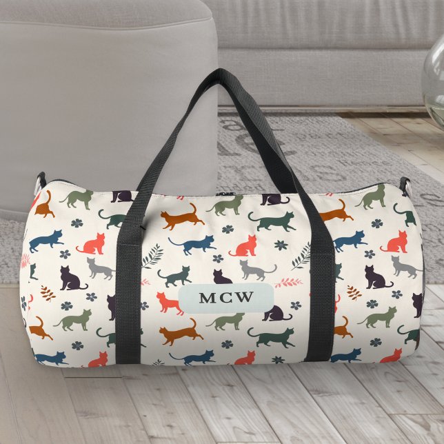 Moderne elegante Monogramm-Anfangsbuchstaben Katze Duffle Bag (A stylish duffel bag for travel, with monogram initials and colorful cat silhouettes pattern)