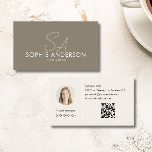 Moderne elegante Monogramm-Foto QR Taupe Visitenkarte