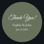 Moderne elegante Olive Green Wedding Vielen Dank Runder Aufkleber<br><div class="desc">Form: Klassische Round Stickers Erstellen Sie für jeden Anlass individuelle Aufkleber! Von besonderer Post bis hinzu Bastel- und Fotoalben oder DIY-Projekten, diese Aufkleber eignen sich ganz toll für viele verschiedene Verwendungsmöglichkeiten. Füge Deine eigenen Designs, Muster, Texte und Bilder hinzu! Abmessungen: Erhältlich in 2 Größen: groß: 3" Durchmesser, 6 Aufkleber pro...</div>