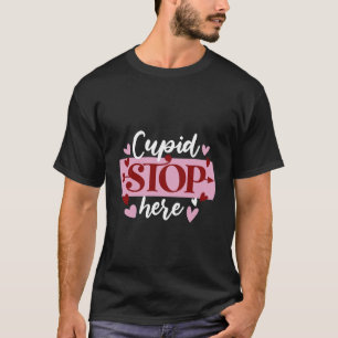 Moderne elegante rosa Herzkuppel halten hier an T-Shirt