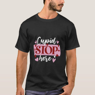 Moderne elegante rosa Herzkuppel halten hier an T-Shirt