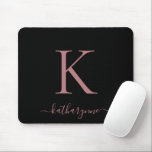 Moderne Elegante Rose Gold Monogram Script Black Mousepad<br><div class="desc">Modernes,  rosa Rose Gold Monogram Script auf einem schicken schwarzen Mauspad. Einfach mit Ihrem eigenen Namen und Ihren eigenen Details anpassen. Perfekt für Ihren modernen minimalistischen und luxuriösen Lebensstil! Bitte kontaktieren Sie uns unter cedarandstring@gmail.com ,  wenn Sie Hilfe beim Design oder den passenden Produkten benötigen.</div>