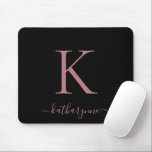 Moderne Elegante Rose Gold Monogram Script Black Mousepad<br><div class="desc">Modernes,  rosa Rose Gold Monogram Script auf einem schicken schwarzen Mauspad. Einfach mit Ihrem eigenen Namen und Ihren eigenen Details anpassen. Perfekt für Ihren modernen minimalistischen und luxuriösen Lebensstil! Bitte kontaktieren Sie uns unter cedarandstring@gmail.com ,  wenn Sie Hilfe beim Design oder den passenden Produkten benötigen.</div>