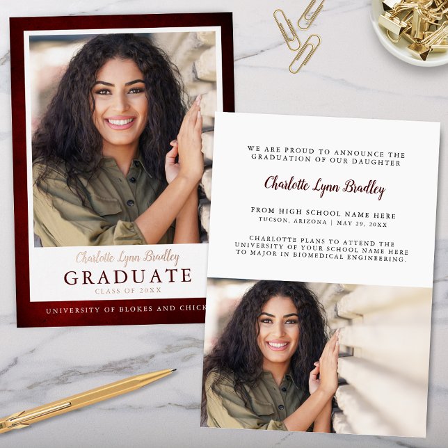 Moderne Elegante Rote Foil Abschluss Ankündigung (Modern burgandy elegant red and gold foil graduation announcement for college high school graduation)