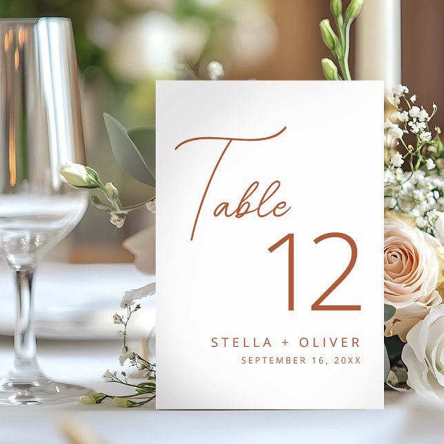 Moderne elegante rustikale Terrakotta-Script-Hochz Tischnummer (Modern Elegant Rustic Terracotta Script Wedding Table Number)