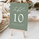 Moderne Elegante Sage Green Wedding<br><div class="desc">Trendy, minimalistische Hochzeitskarten mit modernen, weißen Schriftzeichen mit "Table" in einem modernen Kalligrafieschrift. Das Design ist mit einem schlauen grünen Hintergrund oder einer Farbe Ihrer Wahl versehen. Das Design wiederholt sich auf der Rückseite. Um die Tischkarten zu bestellen: Fügen Sie Ihren Namen, Ihr Hochzeitstag und Ihre Tischnummer hinzu. Fügen Sie...</div>