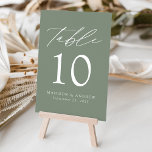 Moderne Elegante Sage Green Wedding Tischnummer<br><div class="desc">Trendy, minimalistische Hochzeitskarten mit modernen, weißen Schriftzeichen mit "Table" in einem modernen Kalligrafieschrift. Das Design ist mit einem schlauen grünen Hintergrund oder einer Farbe Ihrer Wahl versehen. Das Design wiederholt sich auf der Rückseite. Um die Tischkarten zu bestellen: Fügen Sie Ihren Namen, Ihr Hochzeitstag und Ihre Tischnummer hinzu. Fügen Sie...</div>