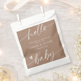 Moderne elegante Schrift Tanbraune Babyparty Geschenktütchen