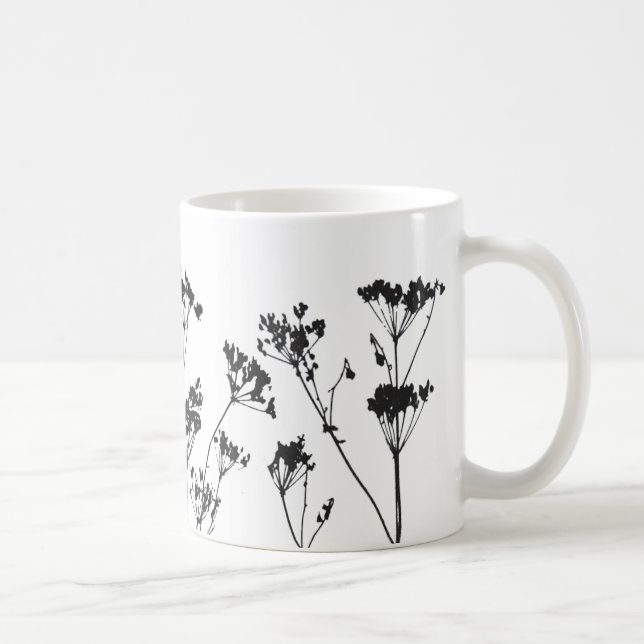 Moderne elegante Schwarz-weiße Wiesen-Blume Kaffeetasse (Rechts)