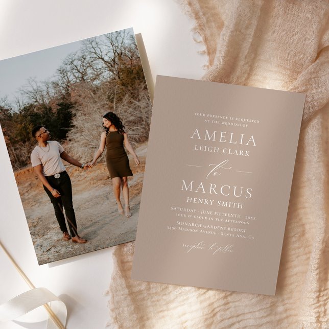 Moderne, elegante Script Light Taupe Wedding Einladung (This elegant light taupe invitation features a modern script and a custom photo back.)