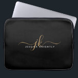 Moderne elegante Script Monogram Initials Black Go Laptopschutzhülle<br><div class="desc">Personalisierter, moderner Laptop-Ärmel mit schlichten, handgeschriebenen Kalligrafiebricks oder Monogramm und Name in Gold und Weiß vor einem bearbeitbaren schwarzen Hintergrund für ein stilvolles oder berufliches Aussehen. ÄNDERUNGEN: Ändern Sie die Hintergrundfarbe, wählen Sie einen Styling-Schriftart-Hintergrund oder ändern Sie den Text Stil, Farbe, Größe und Platzierung, indem Sie unten im Bereich PERSONALISIEREN...</div>