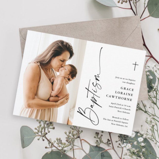 Moderne elegante Script White Foto Taufe Einladung (Modern script photo baptism invitations.)