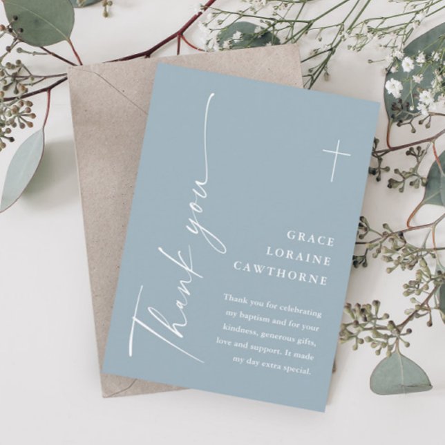 Moderne, elegante Skriptdusty Blue Boys Taufe Dankeskarte (Modern Script Dusty Blue Boys Baptism Thank You Cards.)