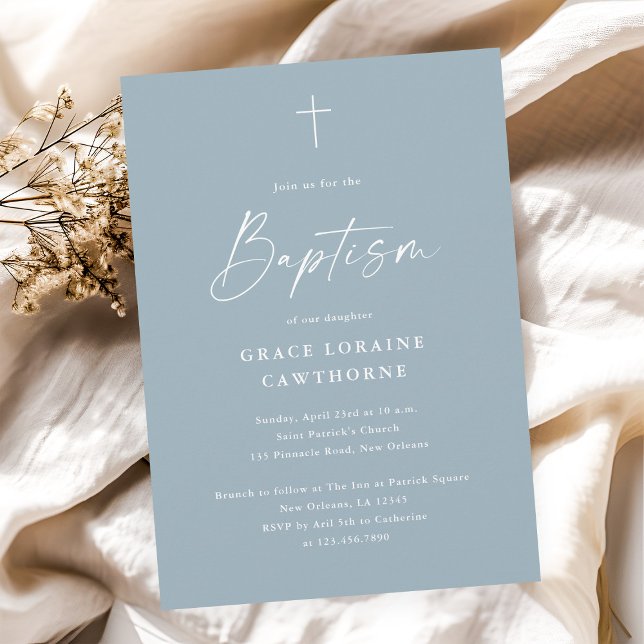 Moderne, elegante Skriptdusty Blue Boys Taufe Einladung (Modern elegant script dusty blue boys baptism invitation.)