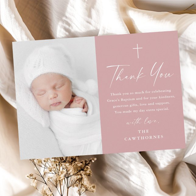 Moderne, elegante Skripte Dusty Pink Foto Taufe Dankeskarte (Modern elegant script dusty pink girls photo baptism thank you cad.)