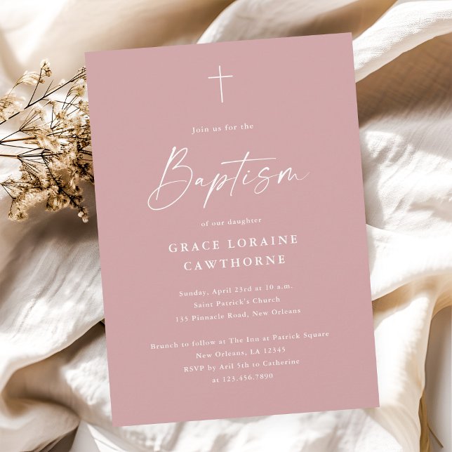 Moderne, elegante Skripte Dusty Pink Girls Taufe Einladung (Modern elegant script dusty pink girls baptism invitation.)
