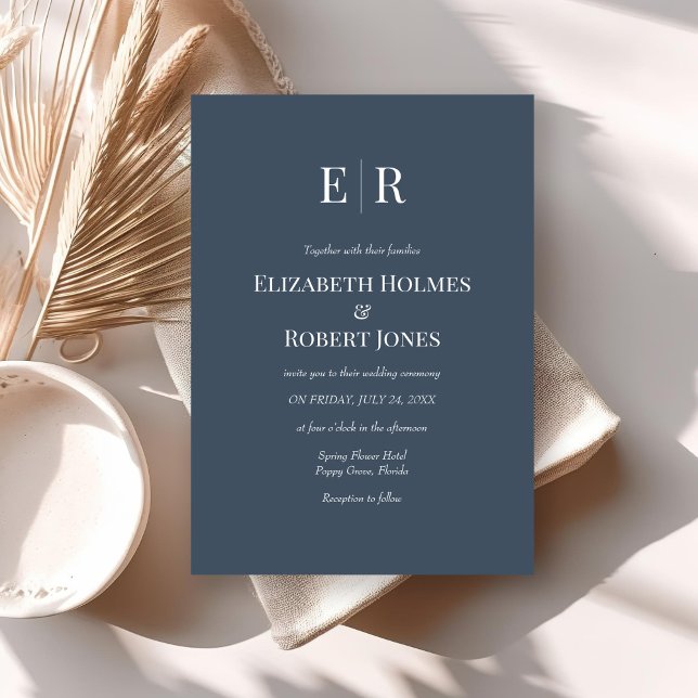 Moderne, elegante Slate Blue Monogram Wedding Einladung (Modern Elegant Slate Blue Monogram Wedding Invitation on neutral boho wedding table.)