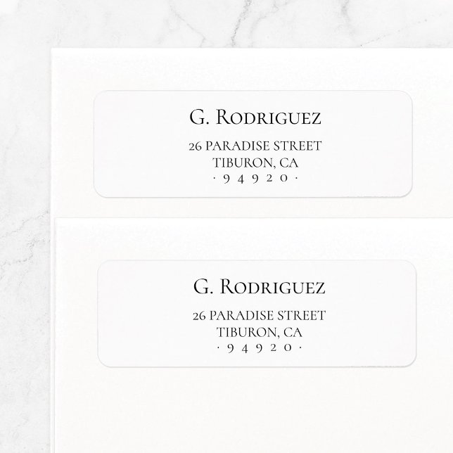 Moderne Eleganz pur. Minimaler Typo. Anschrift 05a (Simple, basic return address label in black and white features elegant, stylish serif typeface.)