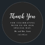 Moderne Eleganz Schwarz und Weiß Vielen Dank Runder Aufkleber<br><div class="desc">Moderne Elegance Black and White Wedding Danke Classic Round Sticker zeigt "Danke" in wunderschöner Kalligrafie mit Dankesgefühlen, den Namen des Ehepaares und dem Hochzeitstag in einem klassischen Serif-Schriftart. Personalisieren Sie Ihre Hochzeitstage Details. Dieses Design ist in verschiedenen Formaten und begleitenden Hochzeitsvorführungen erhältlich. Paare mit moderner Eleganz Schwarz und Weiß Hochzeitskuppel...</div>