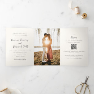 Moderne Elfenbein-QR-Code einfache Hochzeit Dreifach Gefaltete Einladung