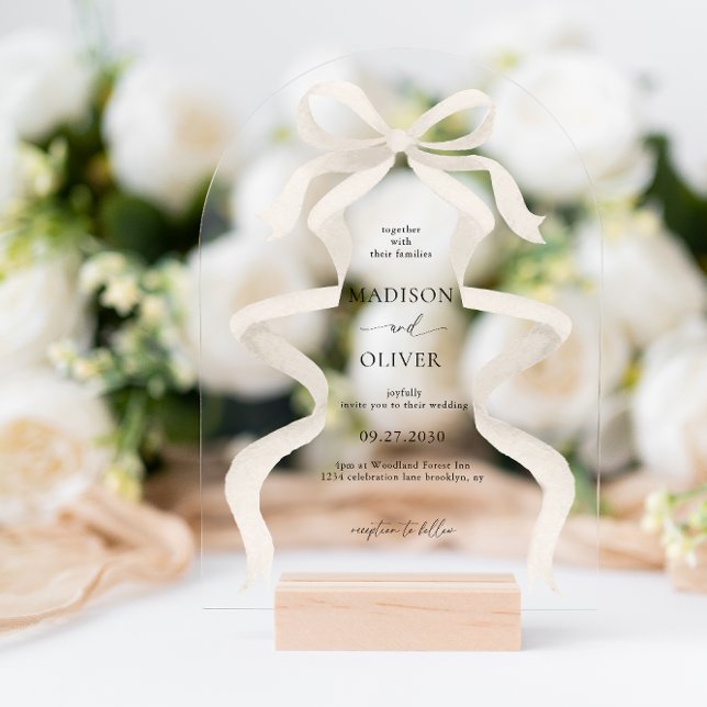 Moderne Elfenbeinbeige-Bow-Monogramm-Arch-Hochzeit Acryleinladungen (Von Creator hochgeladen)