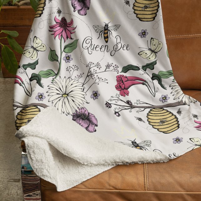 Moderne Elfenbeinkönigin Royal Crown Floral Patter Sherpadecke (Elegant Ivory Queen Bee, Royal Crown, Flowers, Beehive & Bees Illustration Pattern. Beautiful!)