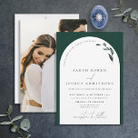 Moderne Emerald Green Arch Botanical Foto Wedding Einladung<br><div class="desc">Sie suchen eine moderne und elegante Hochzeitseinladung, die eine Erklärung abgeben wird? Schauen Sie nicht weiter als unsere moderne Emerald Green Arch Botanical Script Foto Wedding Einladung! Diese elegante und stilvolle Einladung besticht durch einen weißen Bogen auf einem glänzenden smaragdgrünen Hintergrund mit zarten botanischen Aquarellakzenten und einem zarten Skript. Ihr...</div>
