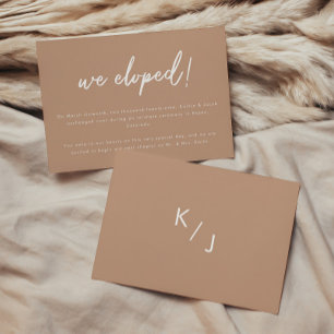 Moderne erdige beige Schrift Hochzeit Elopement Ankündigung