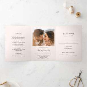 Moderne erdige neutrale Foto-Hochzeit Dreifach Gefaltete Einladung