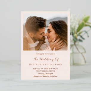 Moderne erdige neutrale Foto-Hochzeit Folieneinladung