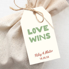 Moderne Erdtöne in Fettschrift LOVE WINS Hochzeits Geschenkanhänger