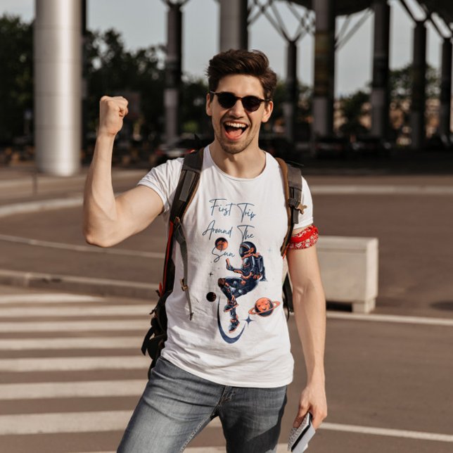 moderne erste Reise um die Sonne T-Shirt (Von Creator hochgeladen)