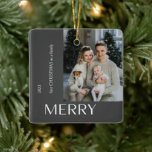Moderne erste Weihnachtsfamilie Merry Foto Collage Keramikornament<br><div class="desc">Mit der Modern First Christmas Family Merry Foto Collage Xmas Tree Ornament erleben Sie das erste Weihnachtsfest Ihrer Familie! Dieses stilvolle und persönliche Dekor ist der perfekte Weg, um Ihre erste Ferienzeit als Familie zu begehen. Mit vier Fotos, die elegant in einer modernen Collage gestaltet sind, können Sie sie mit...</div>
