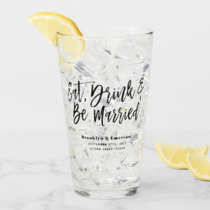 Moderne Essgetränke Verheiratet Hochzeit. Glas