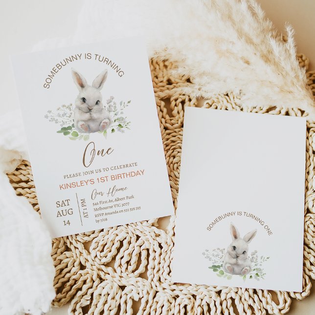 Moderne etwas Sonne macht einen 1. Geburtstag Einladung (Modern some bunny is turning one 1st birthday invitation with white rabbit.  Somebunny is turning 1)