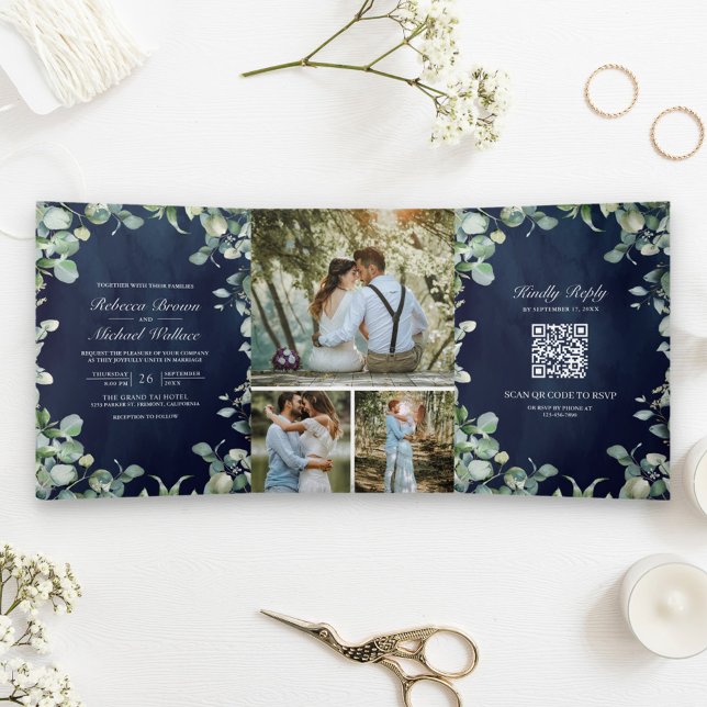 Moderne Eucalyptus QR Code Navy Blue Wedding Dreifach Gefaltete Einladung (Von Creator hochgeladen)