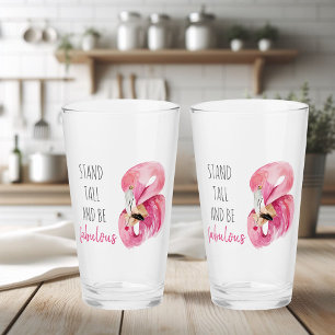 Moderne exotische Flamingos stehen hoch und seien Glas