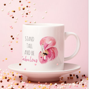 Moderne exotische Flamingos stehen hoch und seien  Kaffeetasse