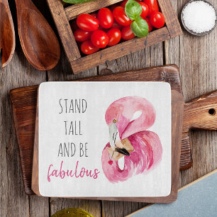 Moderne exotische Flamingos stehen hoch und seien Schneidebrett