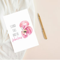 Moderne exotische Flamingos stehen hoch und sind f