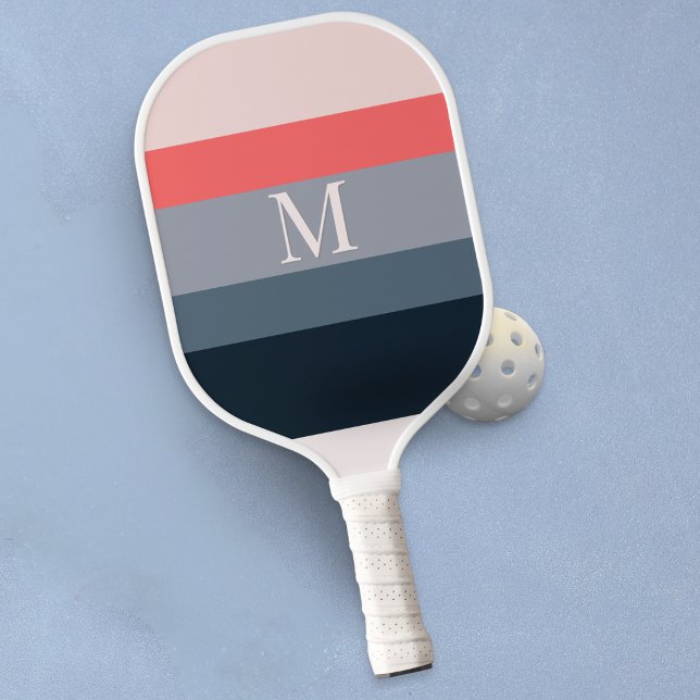 Moderne Farbbblock-Streifen mit Monogramm Pickleball Schläger (A monogrammed pickleball paddle with color block stripes in navy blue, gray, coral and blush pink)