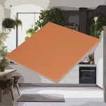 Moderne Farben - erdig orange Lila Keramik Tile Fliese<br><div class="desc">Erleben Sie Ihr Geschenk-Erlebnis mit unserer Keramik-Kachel in elegantem Erdorange, dem perfekten Fundament für die Präsentation Ihrer wunderschön verpackten Geschenke. Nutzen Sie sie als stilvolle und praktische Untersetzer für Drinks oder als elegante Ausstellungsstücke, um Ihre verpackten Schätze zu präsentieren. Unsere kräftigen Keramik-Fliesen verleihen jedem Anlass eine Touch von Eleganz. Diese...</div>