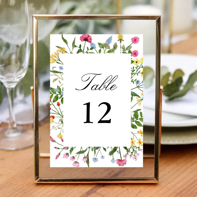 Moderne farbenfrohe Wildblumen Hochzeitkalligraphi Tischnummer (Modern colorful wildflowers calligraphy table numbers guide guests with stylish clarity)