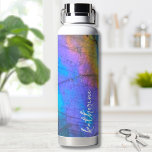 Moderne farbige Bezeichnung Trinkflasche<br><div class="desc">Atemberaubende und farbenfrohe Regenbogenfarben mit labradoritfarbenem Foto bilden die perfekte Kulisse für ein einfaches und modernes Design. Das ist eine Nahe eines echten Naturlabradoritsteins mit Blau,  lila,  Rosa,  Gelb und Grün. Personalisierte Trendy Stylish farbenfrohe Stone Name Wasser Flasche.</div>