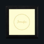 Moderne Farbkalligraphie aus Gold und Creme Schlic Erinnerungskiste<br><div class="desc">Sie können alle Informationen auf dieser Seite einfach durch Ihre eigenen Informationen ersetzen. Dafür müssen Sie nur die Personalisierungslinks auf der rechten Seite benutzen.</div>